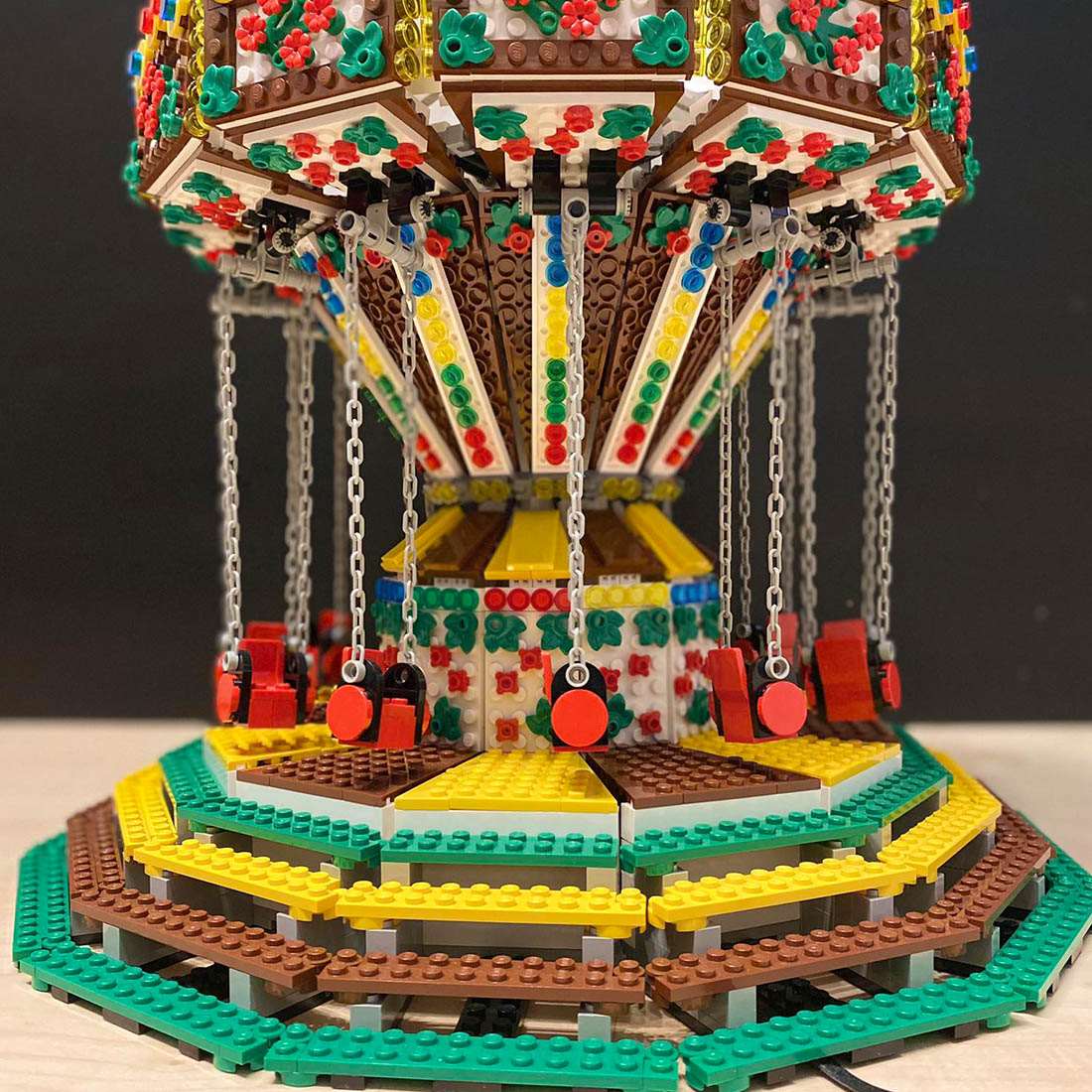 MOC Chained Carousel Klemmbausteine - LesDiyLesDiy